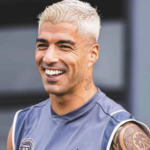 Luis Suarez Saçlarını Ağa Boyatdıraraq Görünüşünü Dəyişdirir